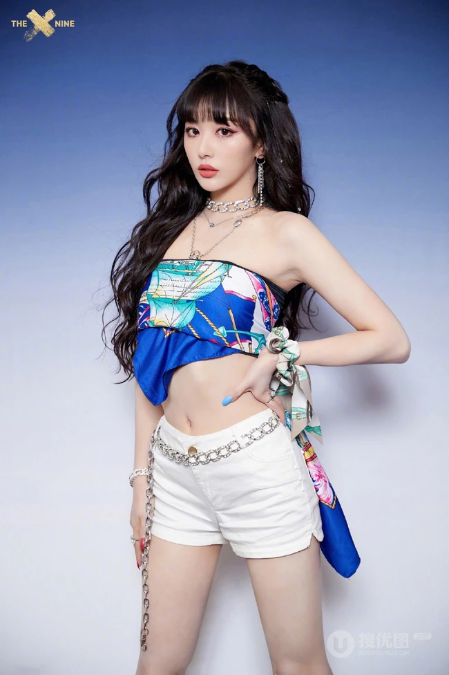 THE9女生成员孔雪儿气质礼裙衣短裤动人写真