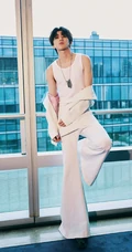 蔡徐坤紧身白色背心短裤套西服帅气写真照