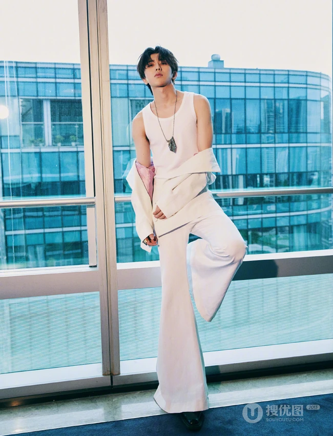 蔡徐坤紧身白色背心短裤套西服帅气写真照