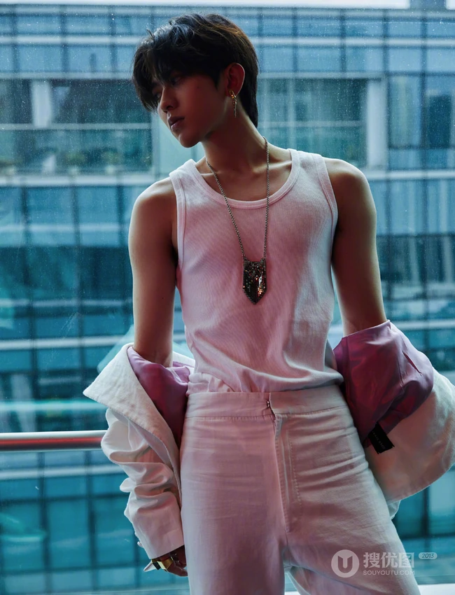 蔡徐坤紧身白色背心短裤套西服帅气写真照