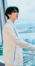 蔡徐坤紧身白色背心短裤套西服帅气写真照