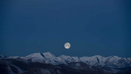 雪山升起的一轮园月风景桌面壁纸