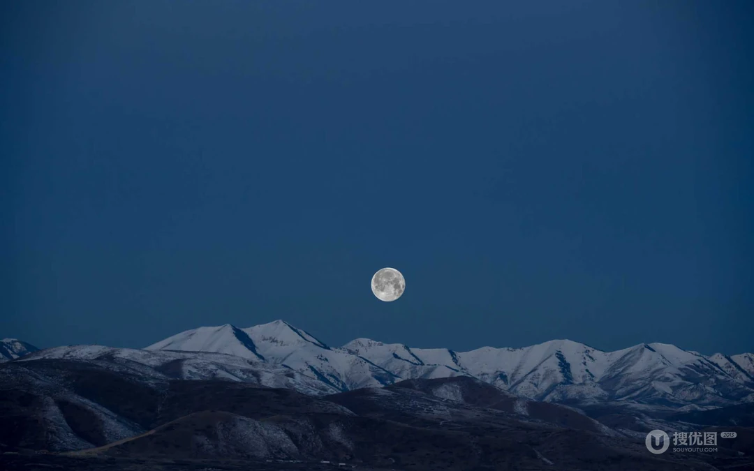 雪山升起的一轮园月风景桌面壁纸