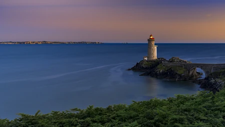 海岸线边的白色灯塔风景电脑壁纸