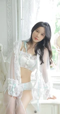 双眼皮五官清秀清新女生白色蕾丝轻纱轻纱装家居服室内写真