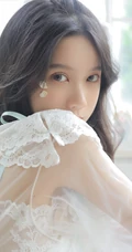 双眼皮五官清秀清新女生白色蕾丝轻纱轻纱装家居服室内写真