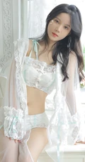 双眼皮五官清秀清新女生白色蕾丝轻纱轻纱装家居服室内写真