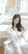 双眼皮五官清秀清新女生白色蕾丝轻纱轻纱装家居服室内写真