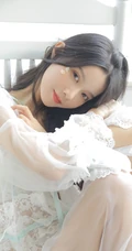 双眼皮五官清秀清新女生白色蕾丝轻纱轻纱装家居服室内写真