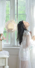 双眼皮五官清秀清新女生白色蕾丝轻纱轻纱装家居服室内写真