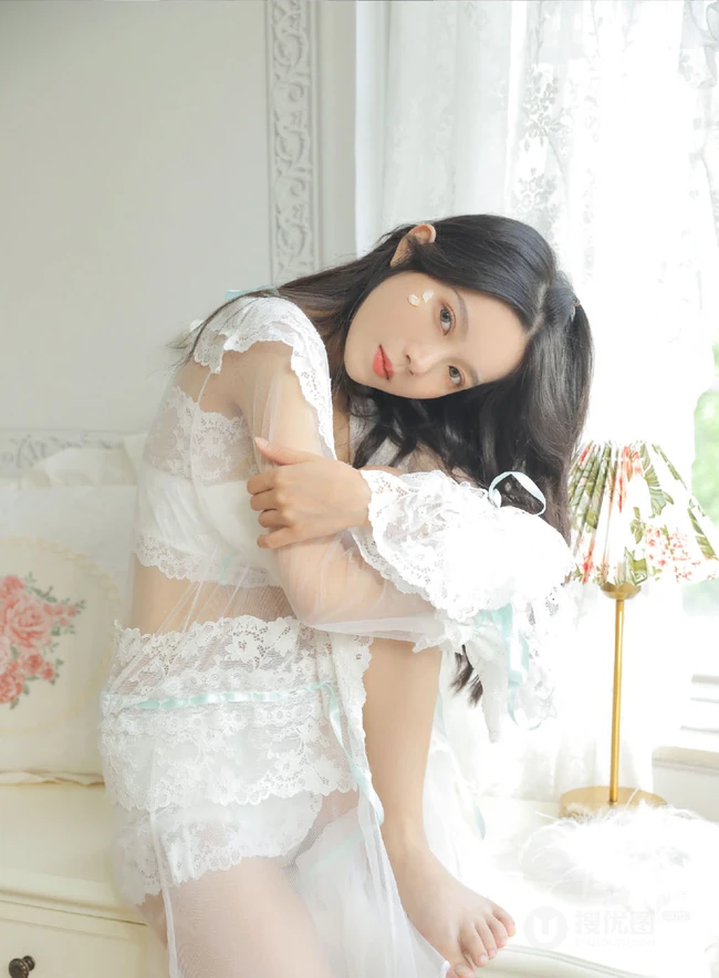 双眼皮五官清秀清新女生白色蕾丝轻纱轻纱装家居服室内写真