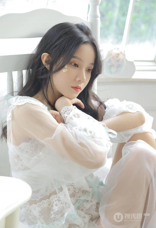 双眼皮五官清秀清新女生白色蕾丝轻纱轻纱装家居服室内写真