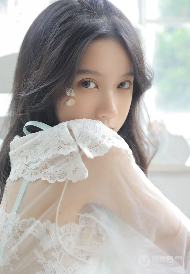 双眼皮五官清秀清新女生白色蕾丝轻纱轻纱装家居服室内写真