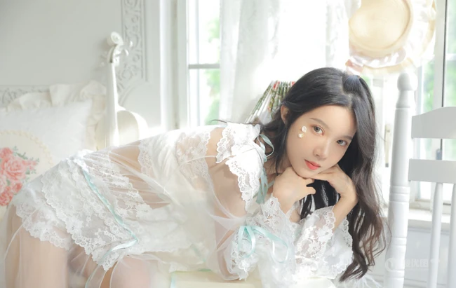 双眼皮五官清秀清新女生白色蕾丝轻纱轻纱装家居服室内写真