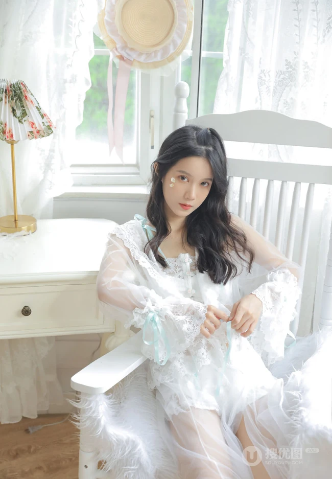 双眼皮五官清秀清新女生白色蕾丝轻纱轻纱装家居服室内写真