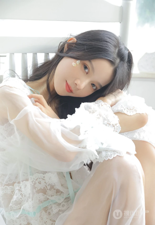 双眼皮五官清秀清新女生白色蕾丝轻纱轻纱装家居服室内写真