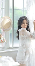 双眼皮五官清秀清新女生白色蕾丝轻纱轻纱装家居服室内写真