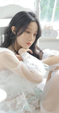 双眼皮五官清秀清新女生白色蕾丝轻纱轻纱装家居服室内写真