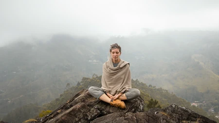 云雾环绕的大山森林盘腿而坐的欧美美女唯美风景电脑壁纸