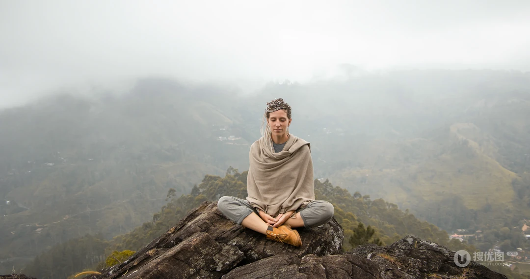 云雾环绕的大山森林盘腿而坐的欧美美女唯美风景电脑壁纸