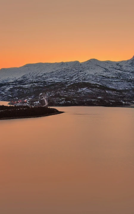平静的湖面，入夜的大山风景唯美手机壁纸