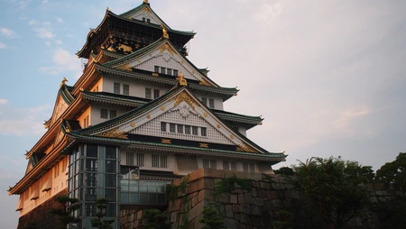 镀金瓦片的日式经典旅游景点特色建筑桌面壁纸