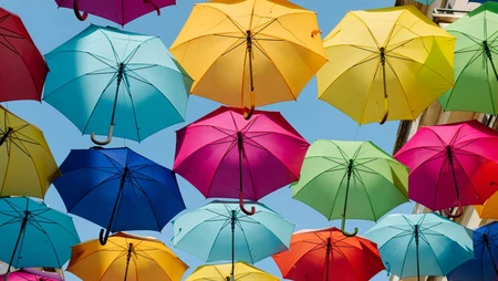 挂在街道上空的七彩雨伞的创意街景电脑壁纸