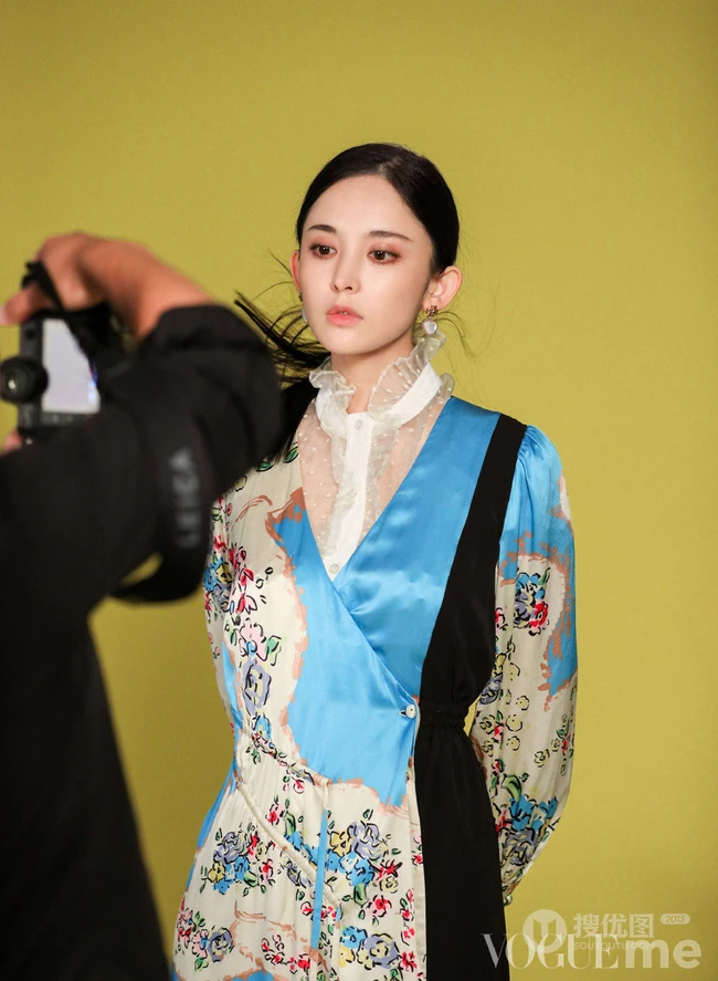 古力娜扎时尚穿衣打扮拍写真现场过程图片