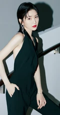 毛晓彤打扮精致红唇气质，着黑色露背装长裤套装美背动人