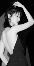 毛晓彤打扮精致红唇气质，着黑色露背装长裤套装美背动人