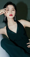 毛晓彤打扮精致红唇气质，着黑色露背装长裤套装美背动人