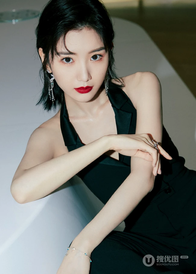 毛晓彤打扮精致红唇气质，着黑色露背装长裤套装美背动人