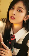 甜美女生吴宣仪着学院风制服长筒袜室内写真图片