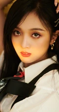 甜美女生吴宣仪着学院风制服长筒袜室内写真图片