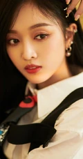 甜美女生吴宣仪着学院风制服长筒袜室内写真图片