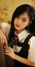 甜美女生吴宣仪着学院风制服长筒袜室内写真图片