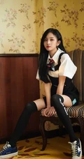 甜美女生吴宣仪着学院风制服长筒袜室内写真图片