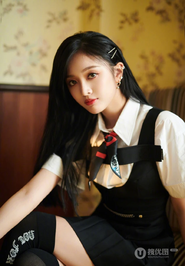 甜美女生吴宣仪着学院风制服长筒袜室内写真图片