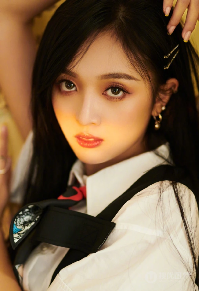 甜美女生吴宣仪着学院风制服长筒袜室内写真图片