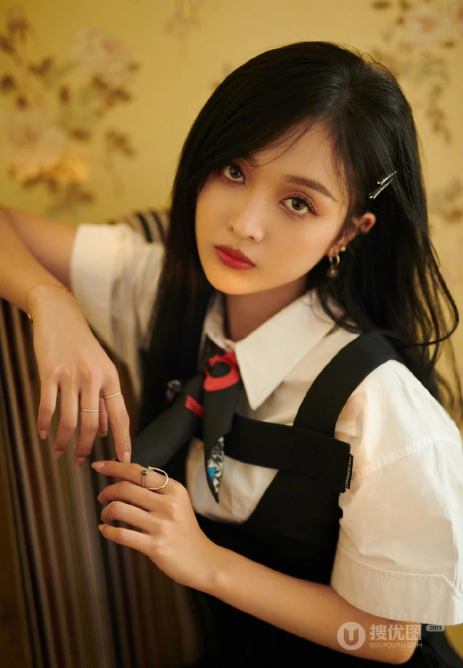 甜美女生吴宣仪着学院风制服长筒袜室内写真图片