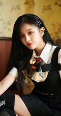 甜美女生吴宣仪着学院风制服长筒袜室内写真图片