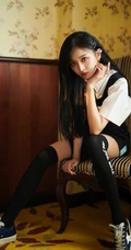 甜美女生吴宣仪着学院风制服长筒袜室内写真图片
