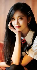 甜美女生吴宣仪着学院风制服长筒袜室内写真图片