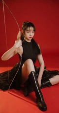 背弓箭的少女，红色背景前的背箭长发少女飒美摄影艺术写真照