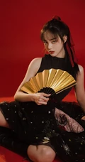 背弓箭的少女，红色背景前的背箭长发少女飒美摄影艺术写真照