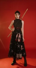 背弓箭的少女，红色背景前的背箭长发少女飒美摄影艺术写真照