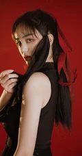 背弓箭的少女，红色背景前的背箭长发少女飒美摄影艺术写真照