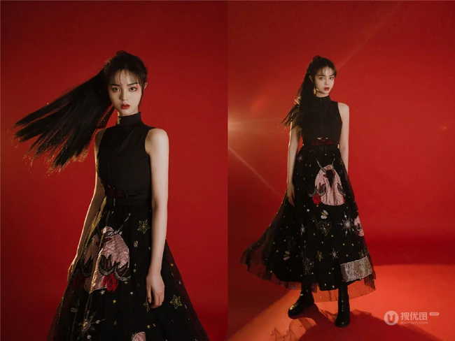 背弓箭的少女，红色背景前的背箭长发少女飒美摄影艺术写真照