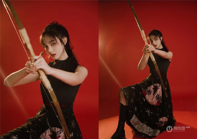 背弓箭的少女，红色背景前的背箭长发少女飒美摄影艺术写真照