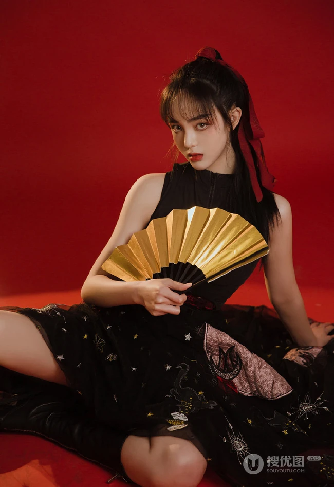 背弓箭的少女，红色背景前的背箭长发少女飒美摄影艺术写真照